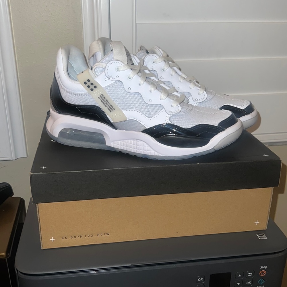 Jordan MA2 size 9 US